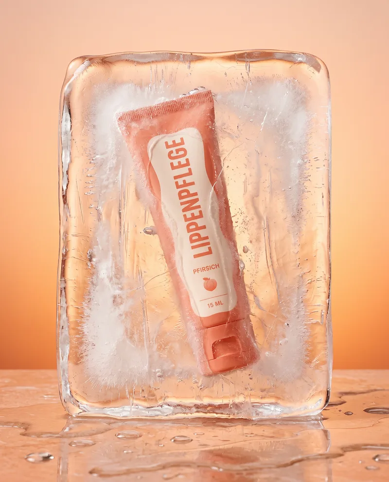 Kosmetik-Produktbild in Eis-Szene, erstellt mit einer Promoshots-Szene