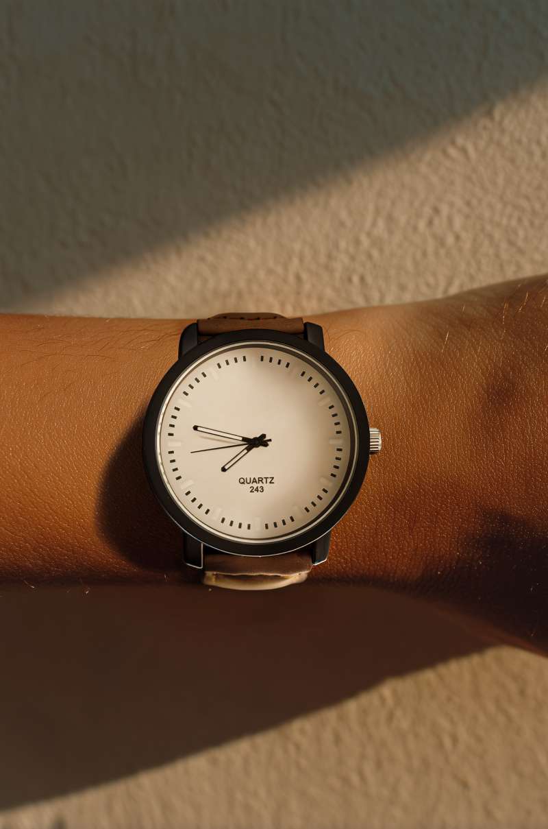 Uhr an Handgelenk Produktfoto