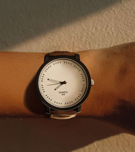 Uhr an Handgelenk Produktfoto