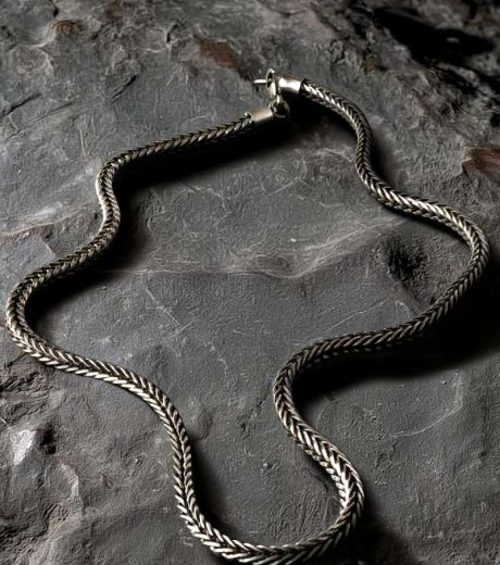Kette die auf einem Stein liegt