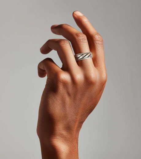 Hand greift nach oben mit Ring am Finger