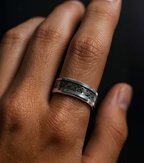 Schöner Ring an Zeigefinger