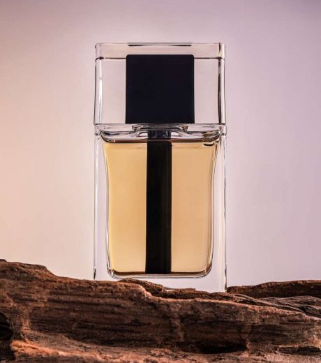 Parfum steht auf Holz